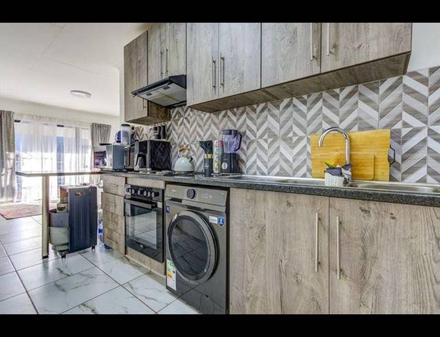 2 BEDROOM TOWNHOUSE FOR SALE IN POMONA